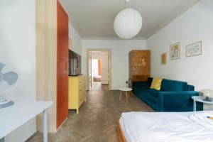 Televízia a/alebo spoločenská miestnosť v ubytovaní Prestige location apartments Pijarska street + 27 fotografií