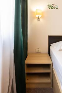 Postel nebo postele na pokoji v ubytování Hotel Flora