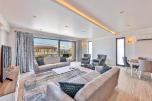 un soggiorno con divano, sedie e tavolo di Luxury Sea View Villa w Pool By The Sea in Antalya a Demre