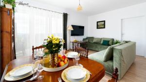 a living room with a table with fruit on it at Wonder Home Myśliwska - Domki przy stoku Karpatka - na terenie kompleksu plac zabaw, zewnętrzna siłownia i sklep in Karpacz