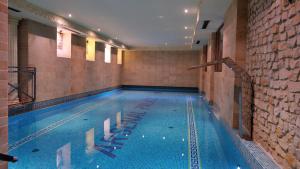 una gran piscina en un edificio en Hotel Diament Bella Notte Katowice - Chorzów, en Chorzów