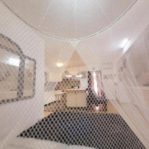 Habitación con espejo y suelo blanco y negro. en Sannyasa Wellness and Spa, en Trou aux Biches