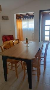 a dining room table and chairs in a room at La casa di Shary in Capoterra