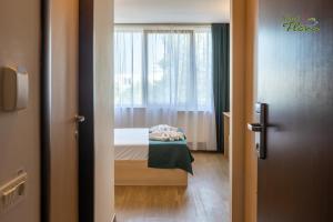 Postel nebo postele na pokoji v ubytování Hotel Flora