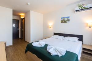 Postel nebo postele na pokoji v ubytování Hotel Flora