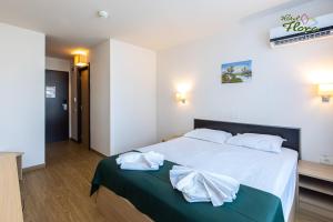 Postel nebo postele na pokoji v ubytování Hotel Flora