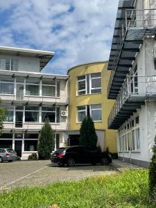 Panzweiler的住宿－Eventhaus，停在大楼前的一辆黑色汽车