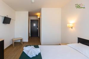 Postel nebo postele na pokoji v ubytování Hotel Flora