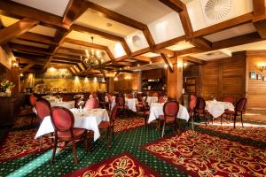 Reštaurácia alebo iné gastronomické zariadenie v ubytovaní Hotel Żubrówka Spa & Wellness