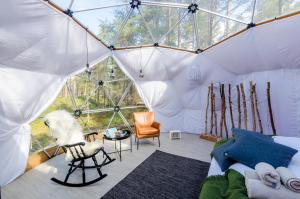 Posezení v ubytování GLØD Aurora Canvas Dome