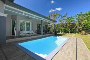 Bazén v ubytování Private 5 bedroom pool villa in Kamala Beach nebo v jeho okolí
