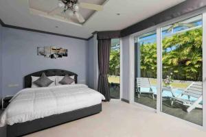 Postel nebo postele na pokoji v ubytování Private 5 bedroom pool villa in Kamala Beach