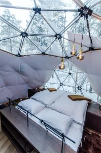 Postel nebo postele na pokoji v ubytování GLØD Aurora Canvas Dome