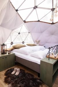 Postel nebo postele na pokoji v ubytování GLØD Aurora Canvas Dome