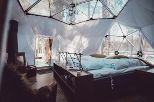 Postel nebo postele na pokoji v ubytování GLØD Aurora Canvas Dome