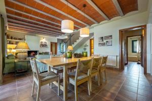 a kitchen and dining room with a wooden table and chairs at Villa Lux Ana in L'Ametlla de Mar