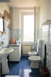Restano的住宿－B&b Boblin blu，一间带两个卫生间和窗户的浴室