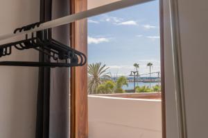 a room with a window with a view of the ocean at Ocean Nomads Coworking in Arona