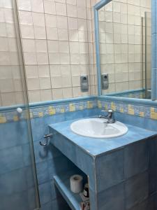 HOSTAL TREVELEZ في إل خيدو: حمام مع حوض ومرآة