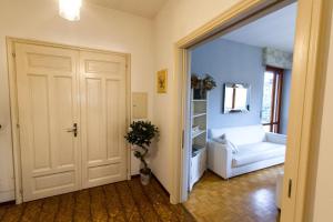 Habitación con puerta blanca y sofá blanco en Connie's Apartment - Happy Rentals, en  Monvalle 