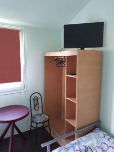 TV a/nebo společenská místnost v ubytování Napraforgó Apartmanok + 1 fotografie