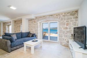 Posezení v ubytování 5* Beachfront Villa Olive Mill