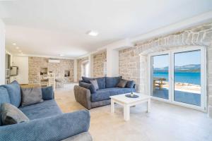 Posezení v ubytování 5* Beachfront Villa Olive Mill