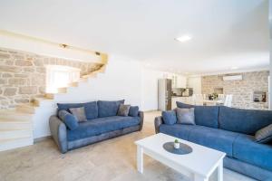 Posezení v ubytování 5* Beachfront Villa Olive Mill