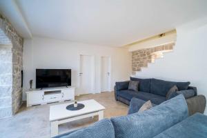 Posezení v ubytování 5* Beachfront Villa Olive Mill