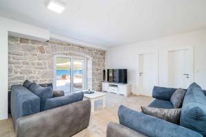 TV a/nebo společenská místnost v ubytování 5* Beachfront Villa Olive Mill