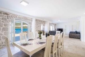 Posezení v ubytování 5* Beachfront Villa Olive Mill