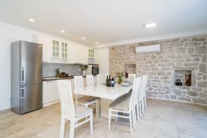 Kuchyň nebo kuchyňský kout v ubytování 5* Beachfront Villa Olive Mill