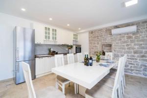 Kuchyň nebo kuchyňský kout v ubytování 5* Beachfront Villa Olive Mill