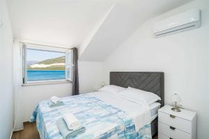 Postel nebo postele na pokoji v ubytování 5* Beachfront Villa Olive Mill