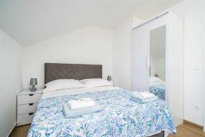 Postel nebo postele na pokoji v ubytování 5* Beachfront Villa Olive Mill