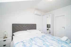 Postel nebo postele na pokoji v ubytování 5* Beachfront Villa Olive Mill