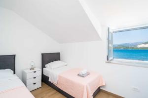 Postel nebo postele na pokoji v ubytování 5* Beachfront Villa Olive Mill