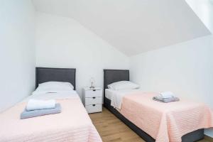 Postel nebo postele na pokoji v ubytování 5* Beachfront Villa Olive Mill