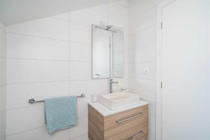 Koupelna v ubytování 5* Beachfront Villa Olive Mill + 37 fotografií