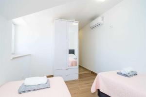 Postel nebo postele na pokoji v ubytování 5* Beachfront Villa Olive Mill