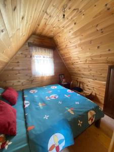 sypialnia z łóżkiem w drewnianym domku w obiekcie Vikendica Verusa w mieście Veruša