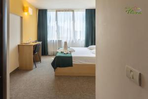 Postel nebo postele na pokoji v ubytování Hotel Flora