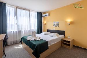 Postel nebo postele na pokoji v ubytování Hotel Flora