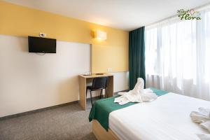 Postel nebo postele na pokoji v ubytování Hotel Flora