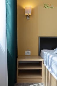 Postel nebo postele na pokoji v ubytování Hotel Flora