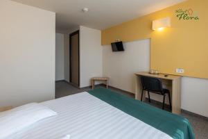 Postel nebo postele na pokoji v ubytování Hotel Flora