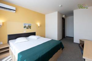 Postel nebo postele na pokoji v ubytování Hotel Flora