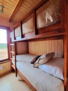 1 dormitorio con 2 literas en una cabaña en Lodge Pullay / 6 Personas, en Cobquecura