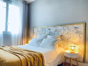 1 dormitorio con 1 cama grande y pared azul en Sweet Cēmoi Retreat au calme, proche gare, Netflix en Grenoble