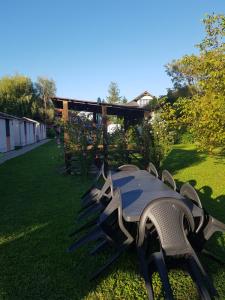 a table and chairs sitting in a yard at Napraforgó Apartmanok in Balatonfůzfő